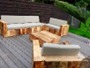 Salon en bois avec housse blanc