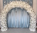 Arche de fleurs artificielles avec cadre couleur blanc
